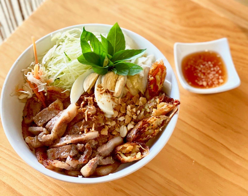 GRILLED PORK WITH SPRING ROLLS RICE VERMECELLI BOWL